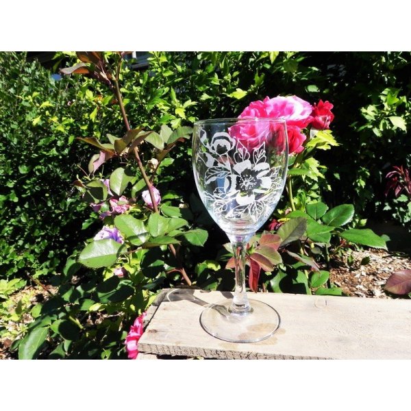 Vinglas med blomstermotiver