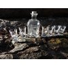 Smuk kiste med karaffel og glas