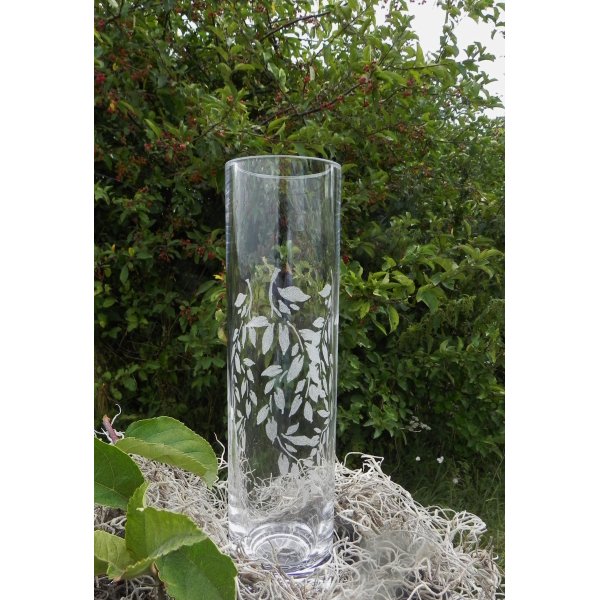 Slank vase med bladmotiv